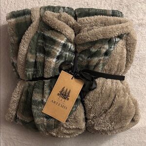 NWT Artemis Design Co. Green and Tan Plaid Throw Blanket